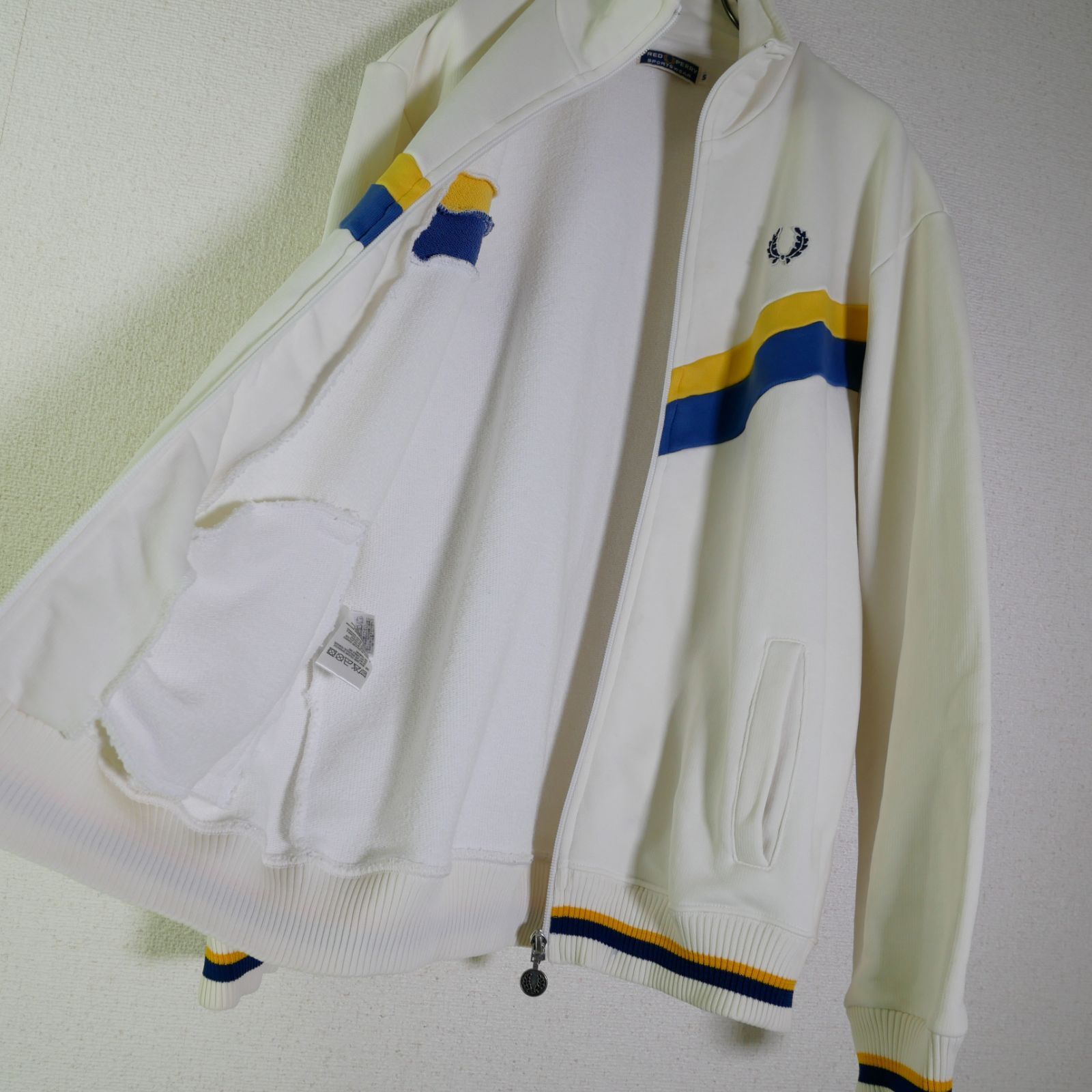 FRED PERRY OFF-WHITEカラー King Gnu 新井和輝着用MODEL Track JKT