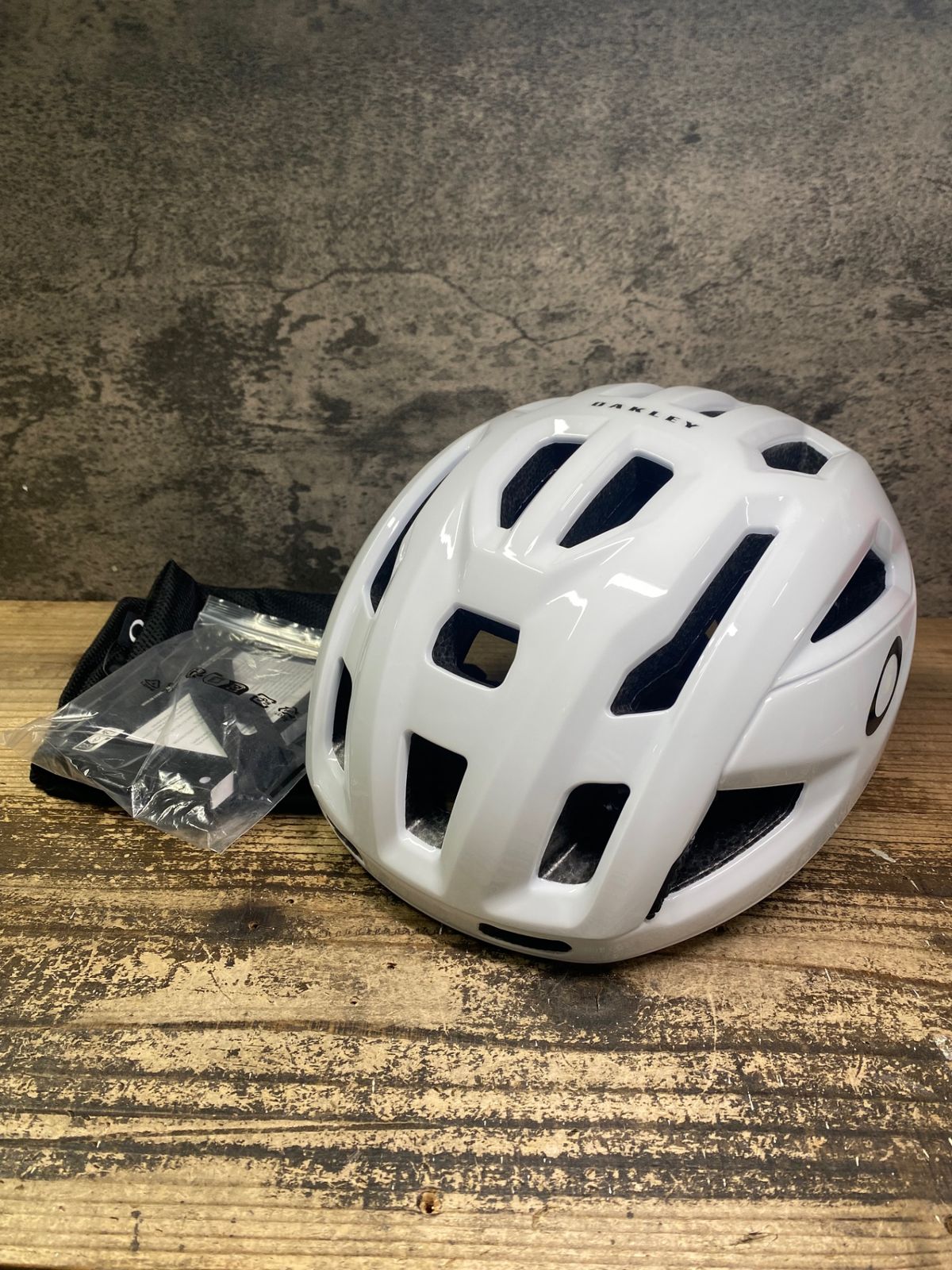 JJ627 オークリー OAKLEY ARO3 ヘルメット 白 M 2025|10製造