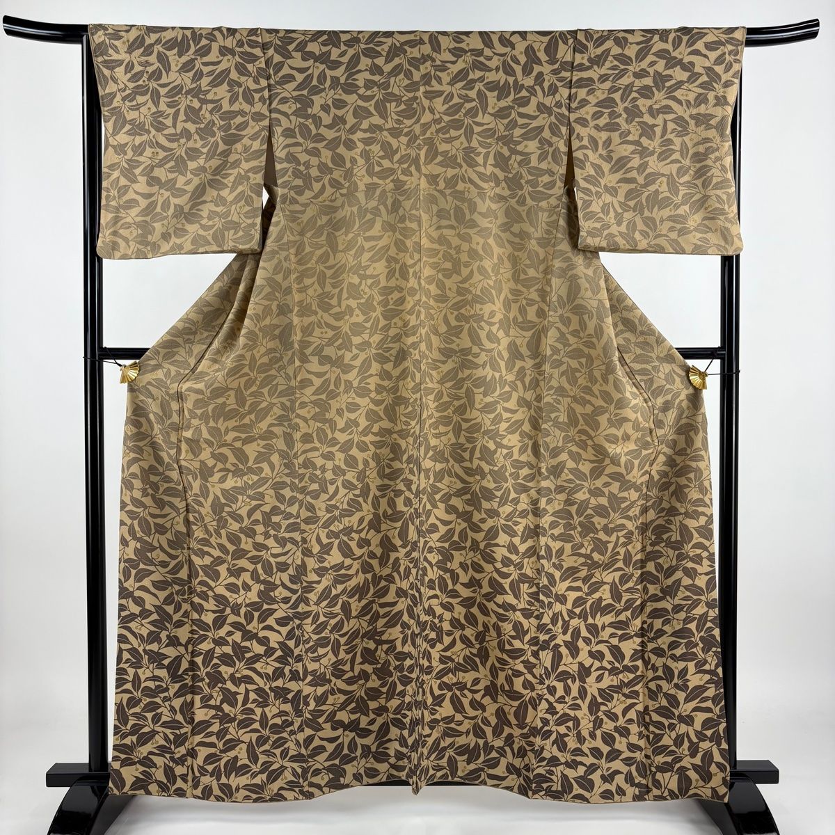 バイセル 着物 名品 付下げ 黒 草花 幾何学 金彩 正絹 単衣（6月/9月） 162cm Mサイズ ☆☆☆☆ 付下げ 身丈166.5cm 裄丈68.5cm L 袷 草花 流水 金彩 絞り 灰色