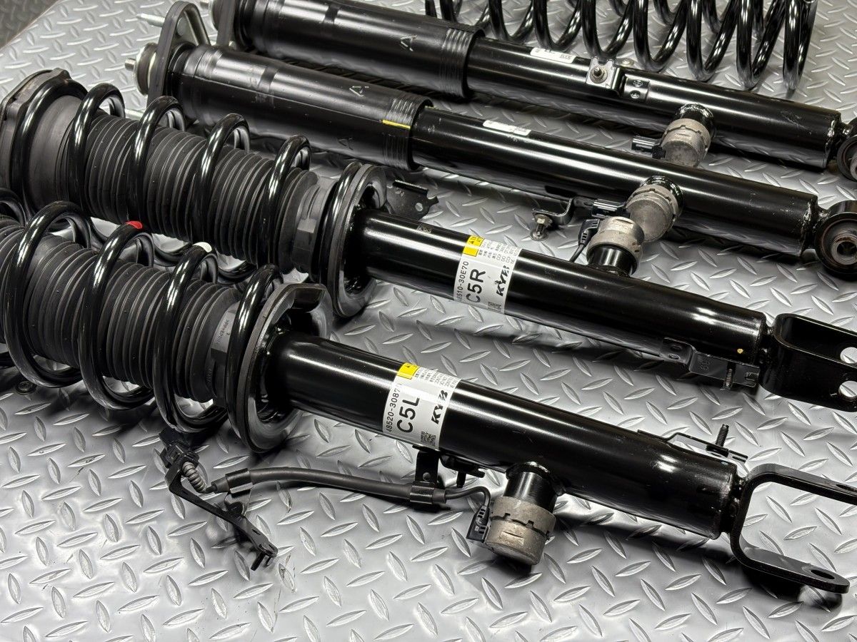 送料無料220系 クラウン 純正サスキット 品番48510-30E70/48520-30870