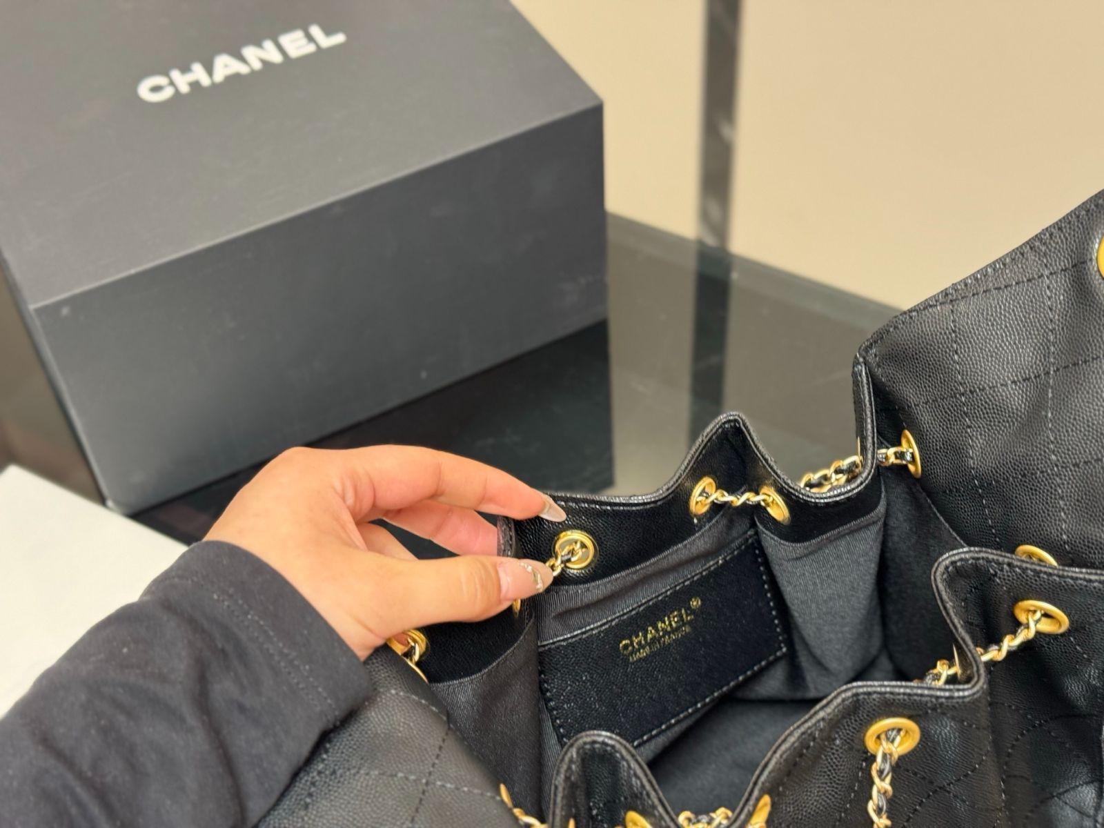 【25A 新作/存在感抜群のレザー調モードアクセ】CHANEL バングル スモール レザー グッズ — CHANEL 2025年春夏 プレタポルテ