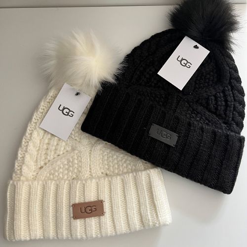 UGG Cable Beanie With Pom ポンポン付ニット帽