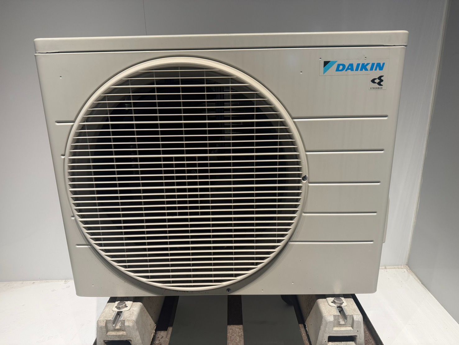 243 DAIKIN 製エアコン 8～10畳用