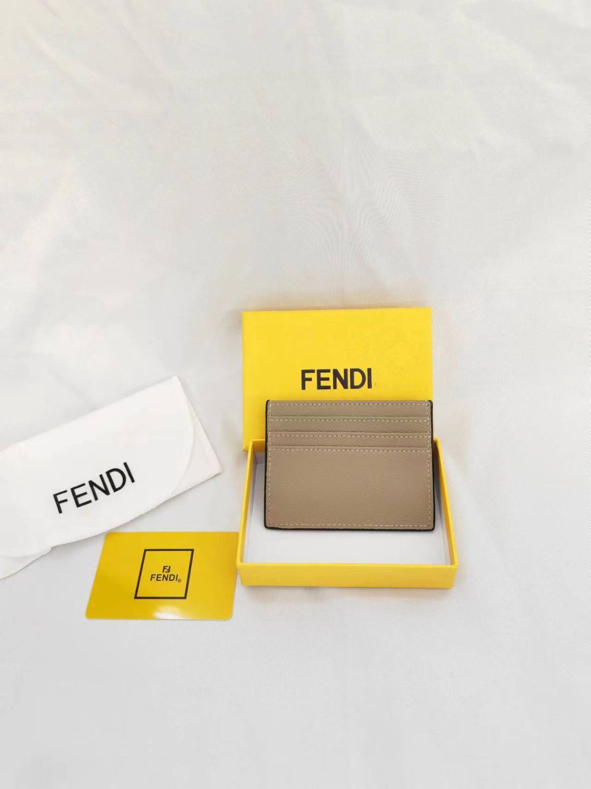 新品 フェンディ FENDI カードケース エフ イズ フェンディ