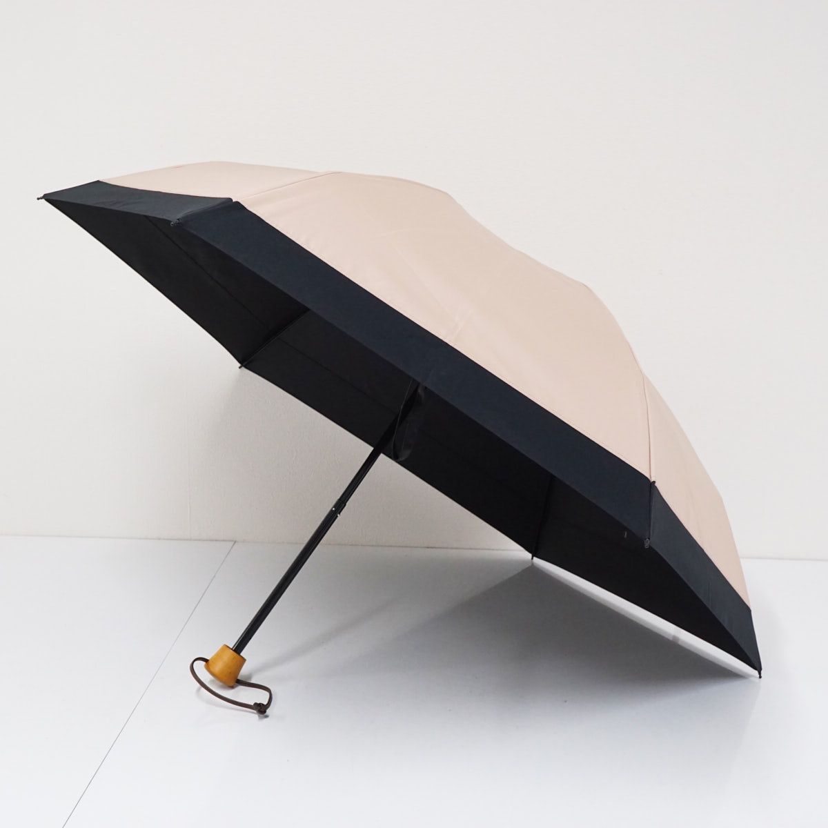 サンバリア100 完全遮光折日傘 3段折 コンビ ピンクベージュ×ブラック 折りたたみ 日傘 UVカット 遮熱 55cm FS8977