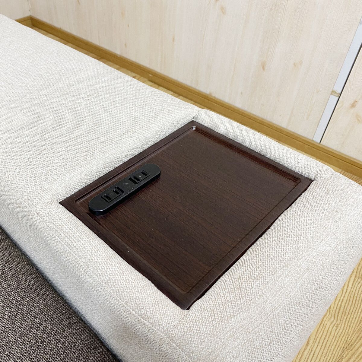 テーブルとコンセントが付いた