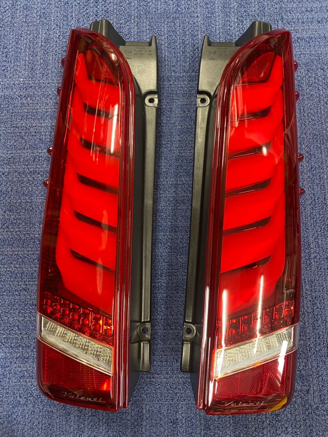 VELENTI ヴァレンティ ハイエース200系 フルLEDテールランプULTRAシグマ レガンスMODEL ハーフレッド ブラッククローム