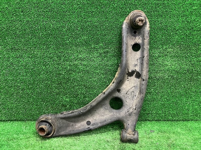 ラクティス NCP125 左フロントロアアーム X 4WD 48069-59135 9AH  