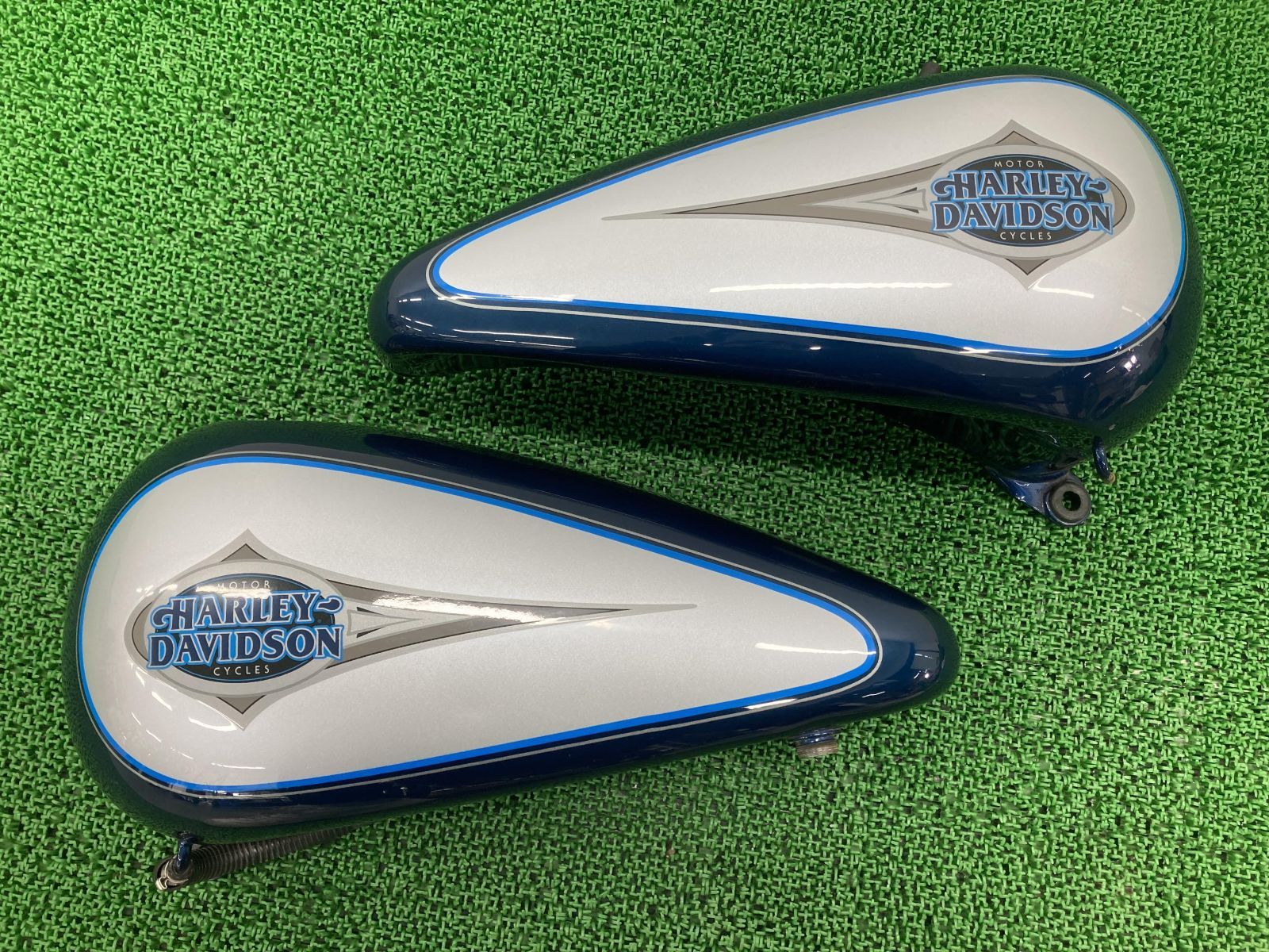 ウシ】 FLSTC1340タンク左右赤ハーレー純正バイク部品ソフテイル98年