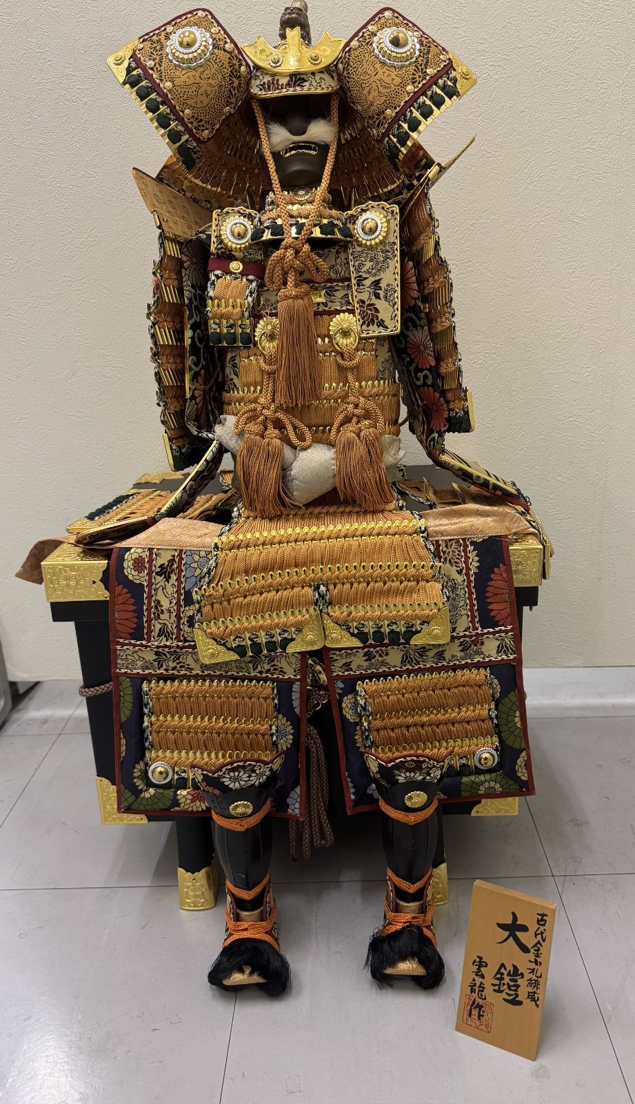 五月人形 龍頭付きシルバー兜飾り 六角アクリルケース入 藤翁作 五月