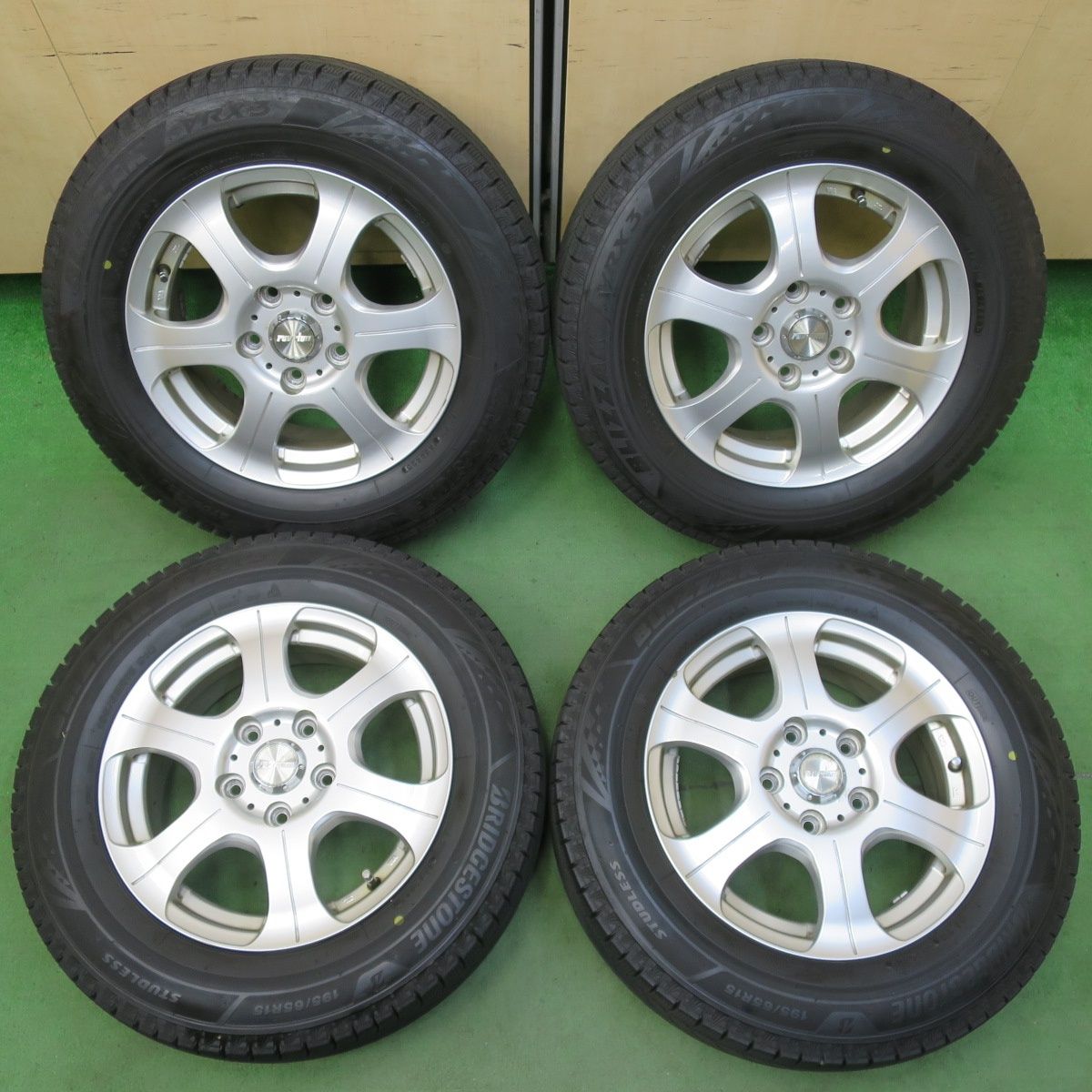 ブリヂストン バリ溝 スタッドレス 195/65R15 プリウス カローラ 195⁄65R15 バリ溝 ブリヂストン 等 バリ溝!22年!キレイ!9.5分☆プリウス BLIZZAK ブリヂストン バリ溝 スタッドレス 195/65R15 プリウス カローラ 195⁄65R15 バリ溝 ブリヂストン 等 バリ溝!22年!キレイ!9.5分☆プリウス BLIZZAK