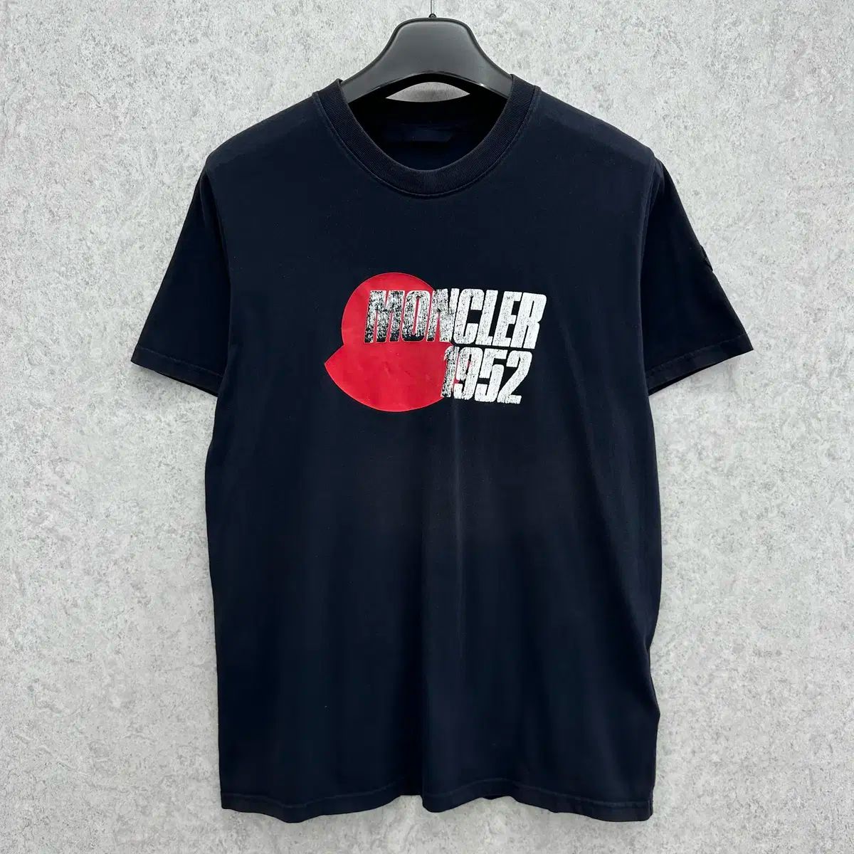 100 MONCLER モンクレール 1952 ロゴ メンズ 半袖 Tシャツ
