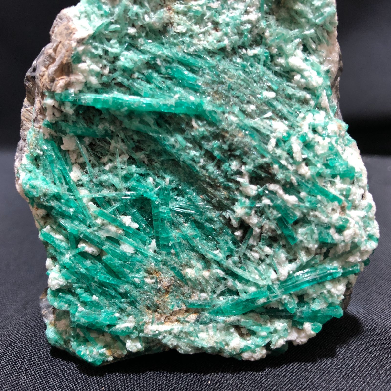 エメラルド原石 母岩付き 104g エメラルド原石/母岩付き（コロンビア産） 【公式通販】
