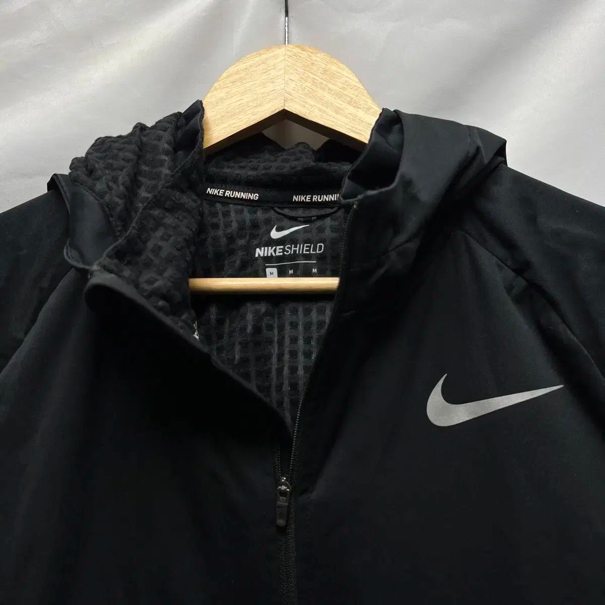 未使用　NIKE SHIELD MAX ジャケット　ジップアップパーカー 純正品/ M Nike(ナイキ） シールド マックス スウッシュ 黒
