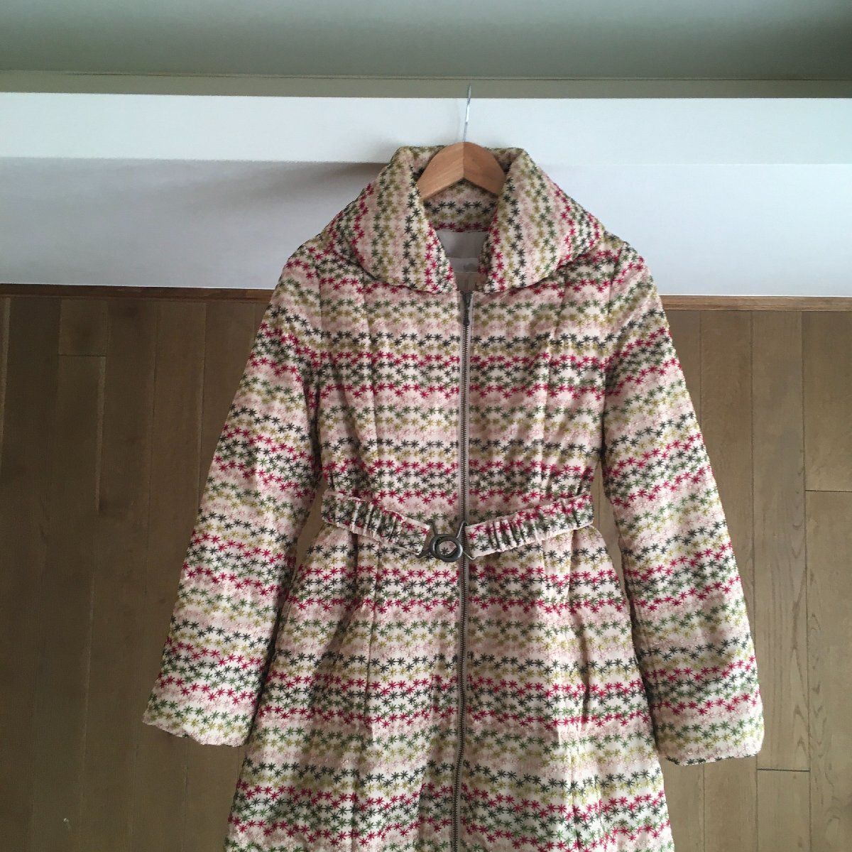 Sybilla シビラ 刺繍 幾何学模様 フード付きダウンコート Sybilla シビラ 刺繍 幾何学模様 フード付きダウンコート - メルカリ