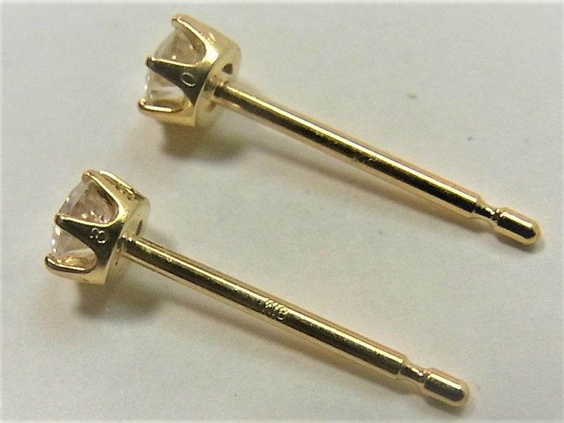 新品未使用K18 18金 スタッド ピアス ダイヤ0.139ct 0.126ct - メルカリ