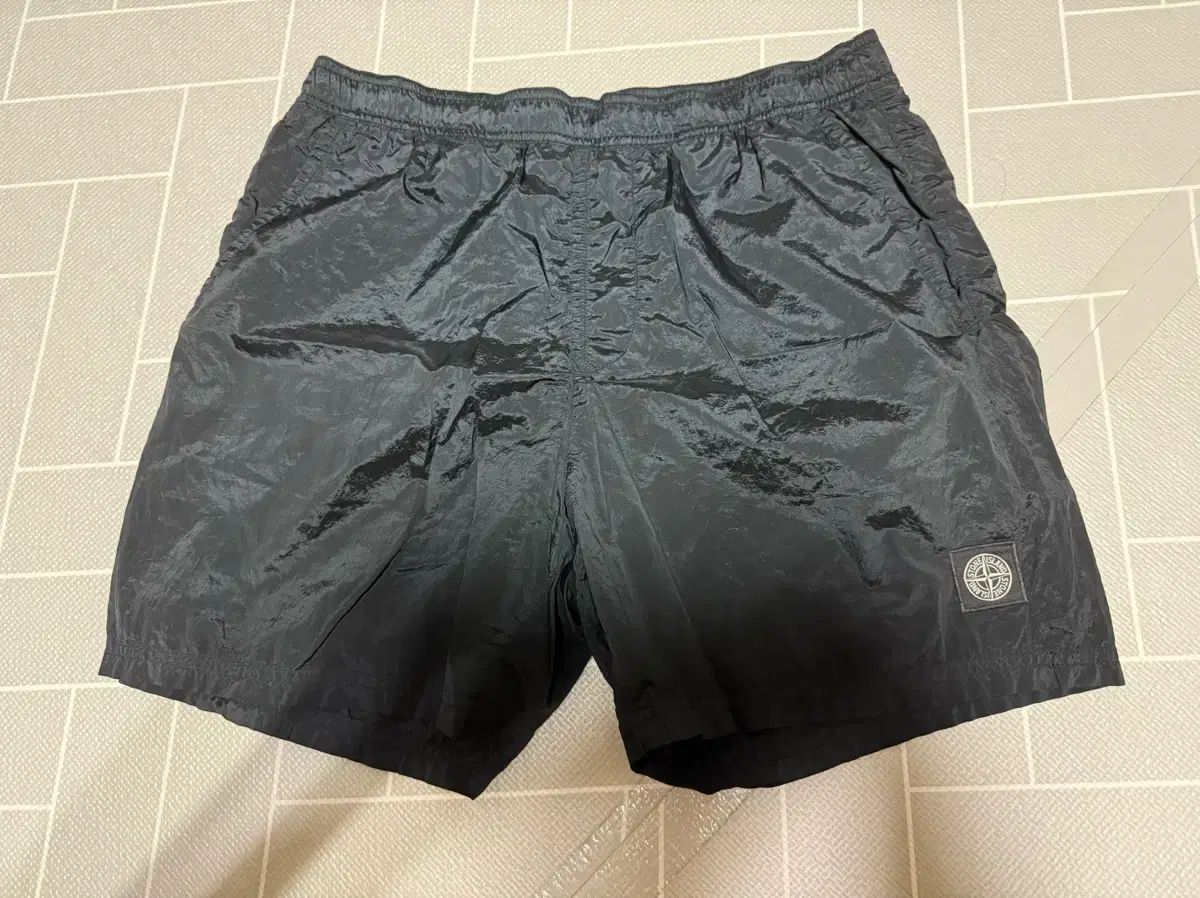 STONE ISLAND ストーンアイランド ナイロンメタル スイムパンツ L クリーム 履歴
