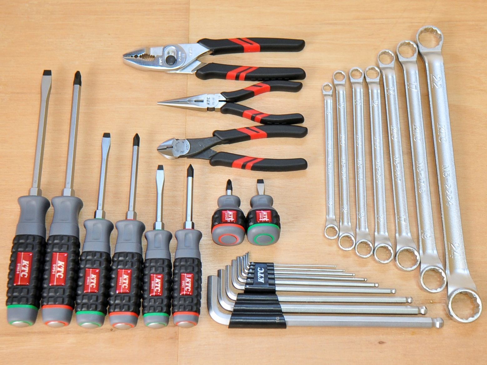 KTC 工具セット 4種類 メガネ・ドライバー・握り物・六角 KTC 工具セット 4種類 メガネ・ドライバー・握り物・六角 - メルカリ