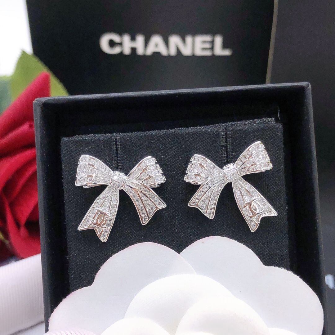 CHANELリボンイヤリング 2024新作ユニークでエレガント 結婚式などの場で優雅な同伴 シャネル イヤリング クラシックなリボンデザイン 高品質でレトロスタイル結婚式必携