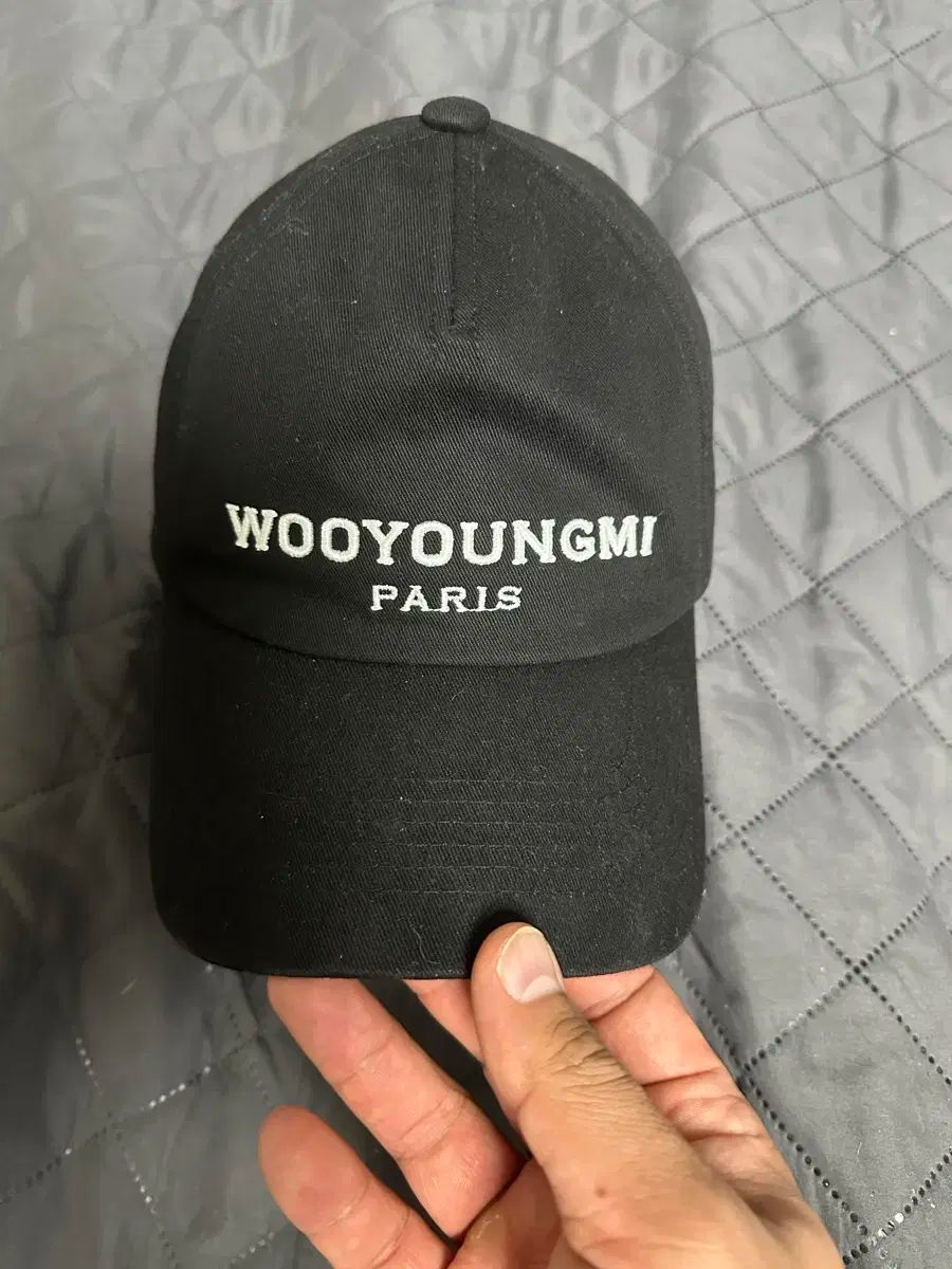 新品同様❗️wooyongmi ウーヨンミ WYM ロゴ ボールキャップ 黒 ブラック（黒）系 WOOYOUNGMI(ウーヨンミ) 帽子(メンズ) - 海外通販のBUYMA