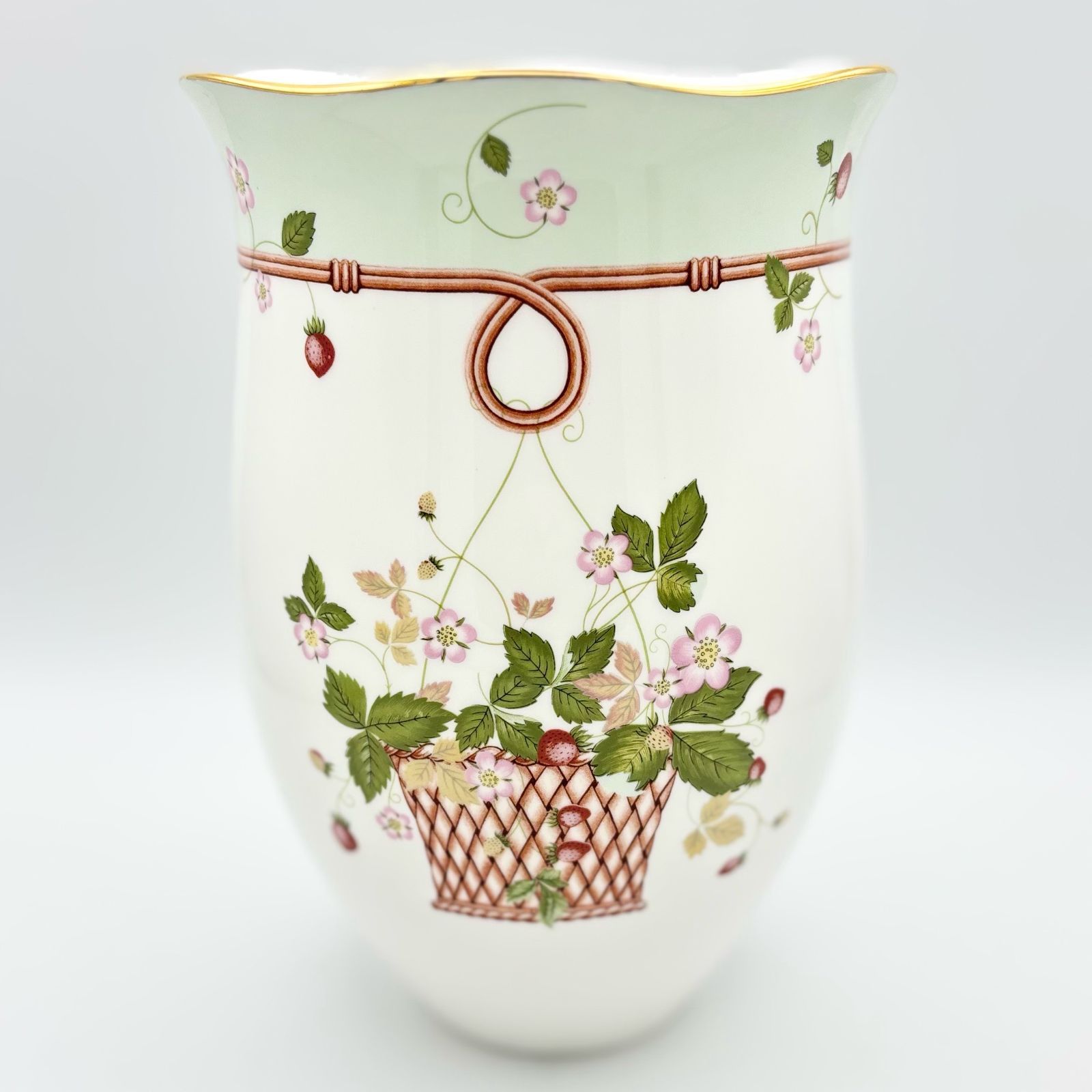  Wild Strawberry 花瓶 WEDGWOOD ワイルドストロベリー 花瓶 | アンティーク家具と喫茶