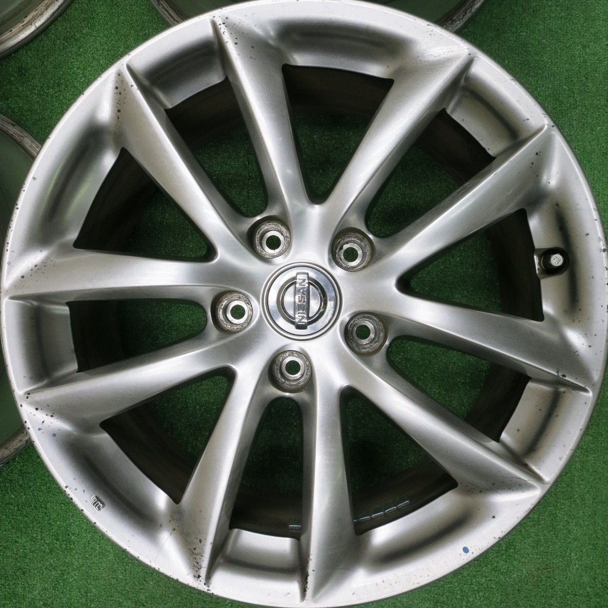 V36 スカイライン　純正17インチアルミホイール　タイヤ付き　4本セット ニッサン V36 スカイライン純正 17インチ アルミホイール(中古