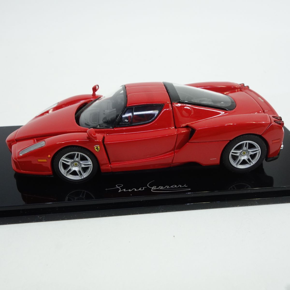 ミニカー京商　フェラーリエンツォ　ロッソスクーデリア 1/43 KYOSHO 1/43 Ferrari ENZO Black With Detailed Engine #05001bk