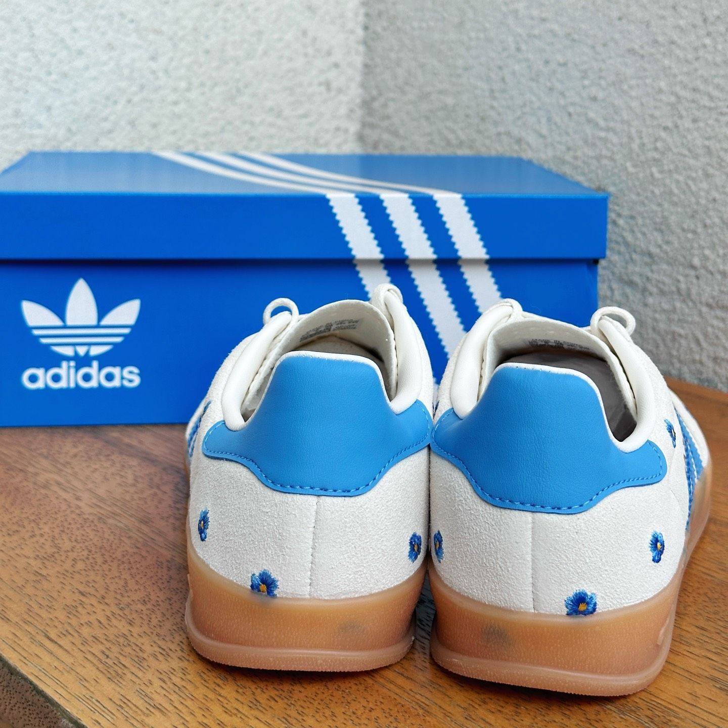 adidas Samba gazelle indoor アディダス サンバ スニーカー ホワイトブルーの小さな花スニーカー