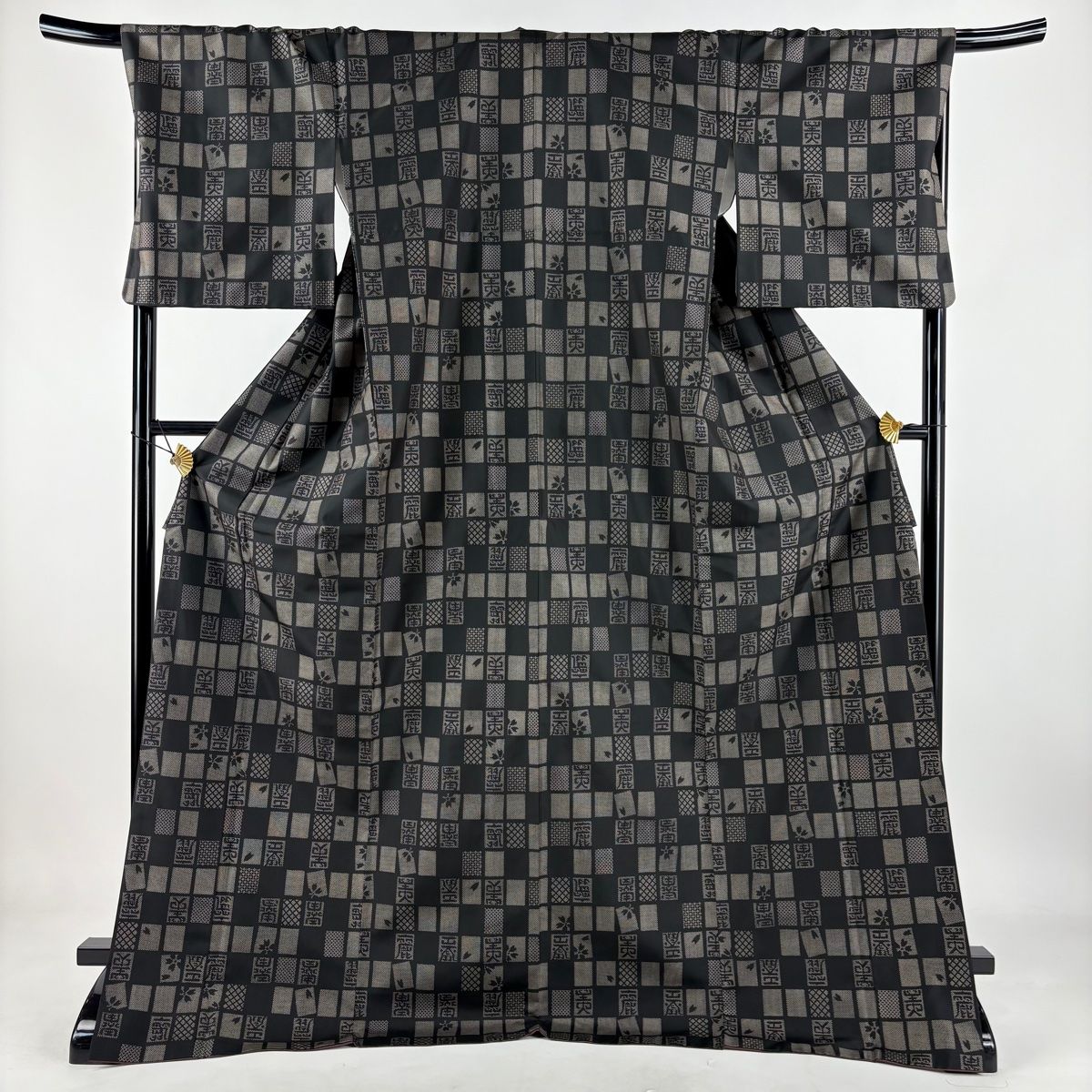 紬 身丈175cm 裄丈70cm L 袷 花びら 文字紋 墨色 正絹 秀品