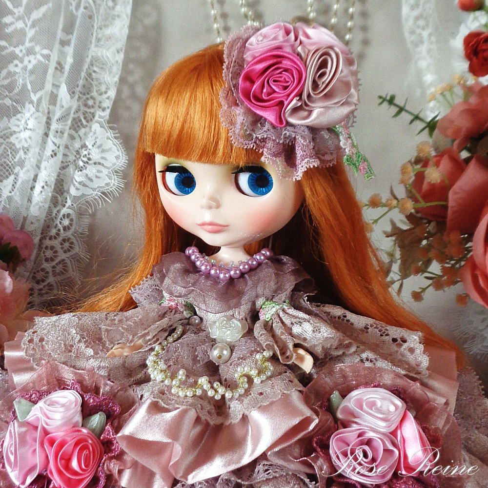 モーブピンクのミステリアスでゴージャスなボリュームフリルドールドレス