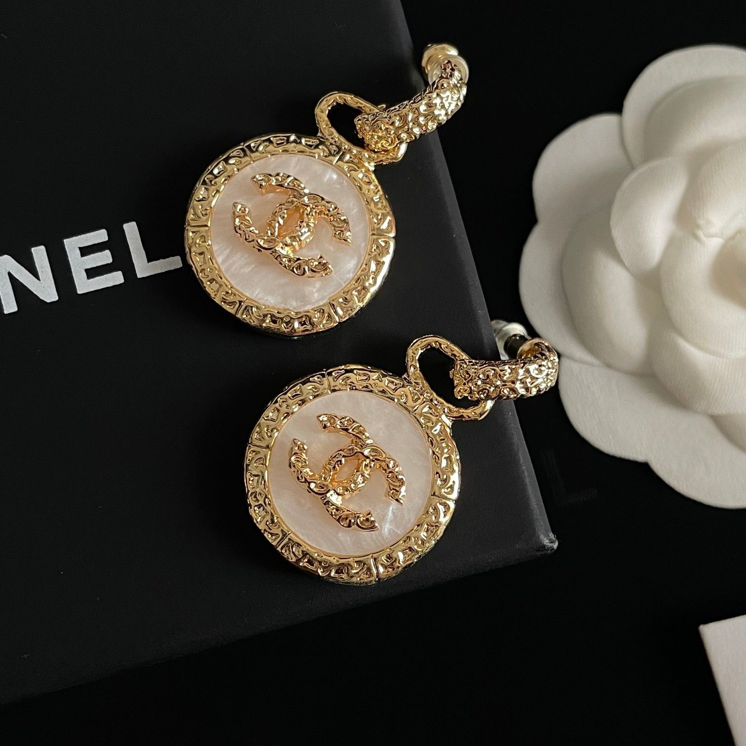 シャネル（CHANEL）】中古 ダブルCロゴ パールイヤリング - 精緻でスタイリッシュ、上品な印象を与えるデザイン - メルカリ