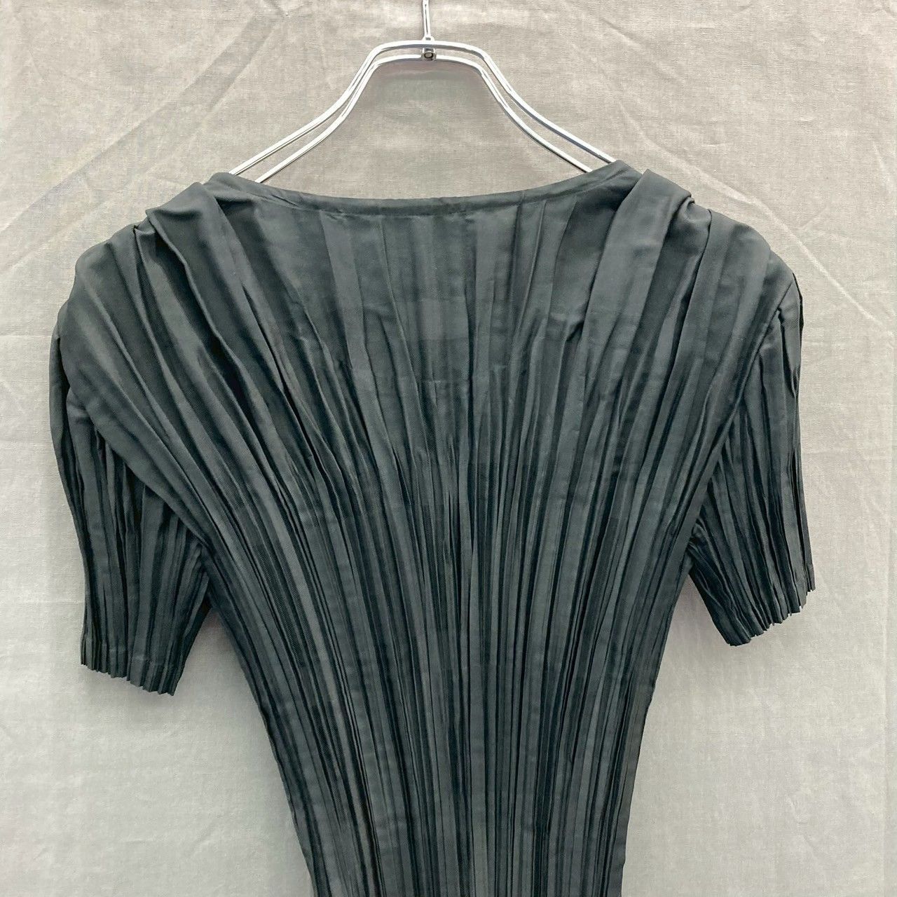 送料無料特集 | 激安の新品・型落ち・アウトレット ISSEY MIYAKE ブラック系 プリーツ 半袖Tシャツ イッセイミヤケ シャツ/ブラウス(半袖/袖なし)