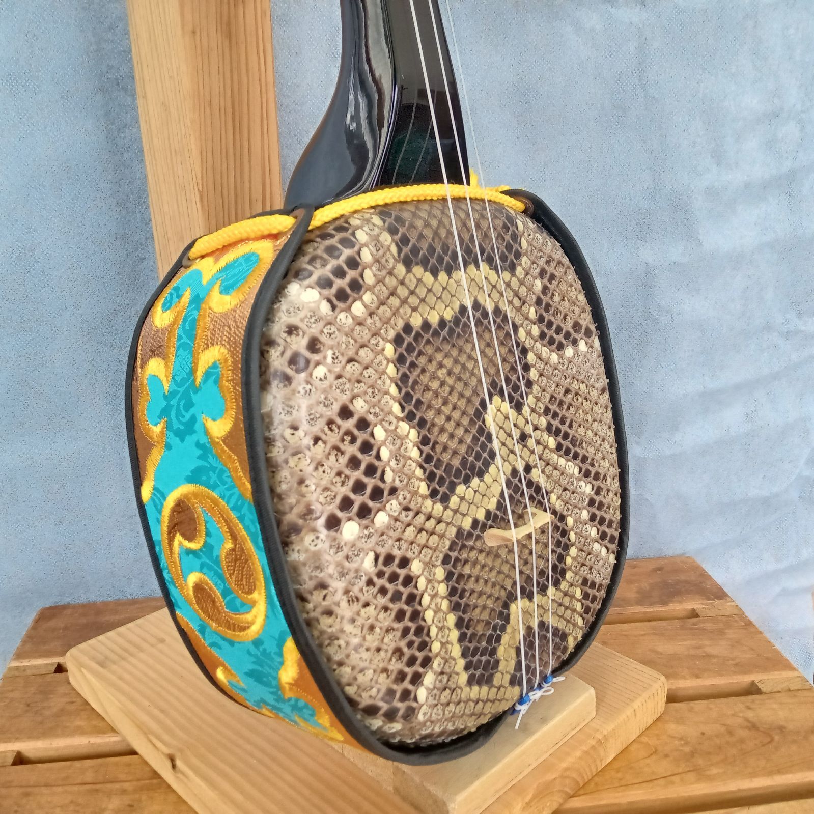 三線 アミメニシキヘビ皮(強化貼り)