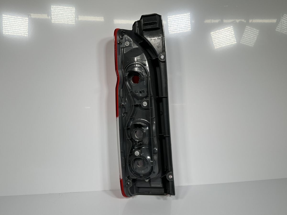 純正 右テールランプ