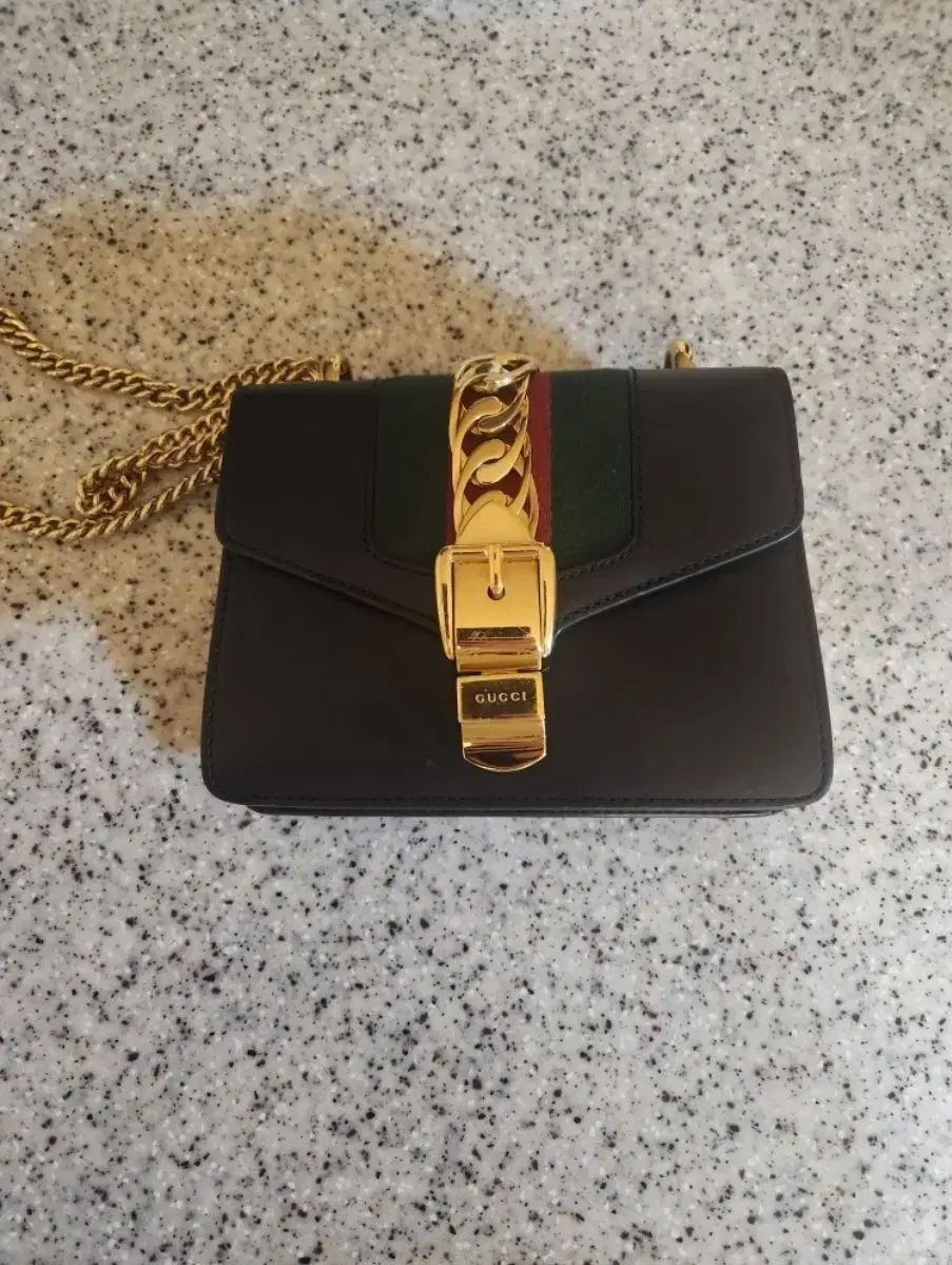 GUCCI グッチ シルビーチェーンバッグ 販売