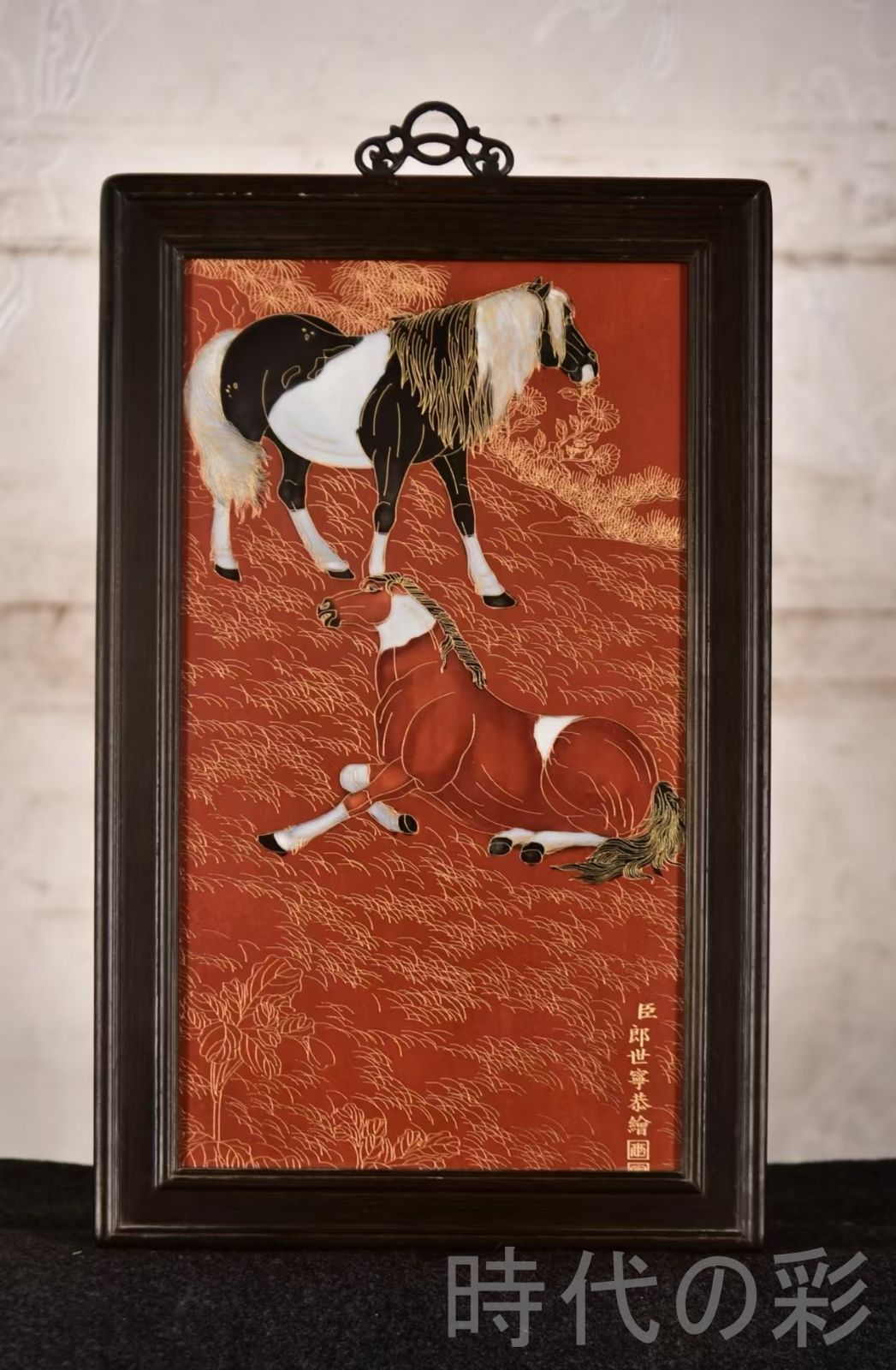 中国古美術 郎世寧作 紅地 琅彩 金線七宝磁板画 掛屏 駿馬図 鶏翅木枠 中国工芸 收藏佳品 彫花框 木彫り額縁 手描き磁器絵画 掛軸風 景徳鎮 書斎 茶室 R07101315