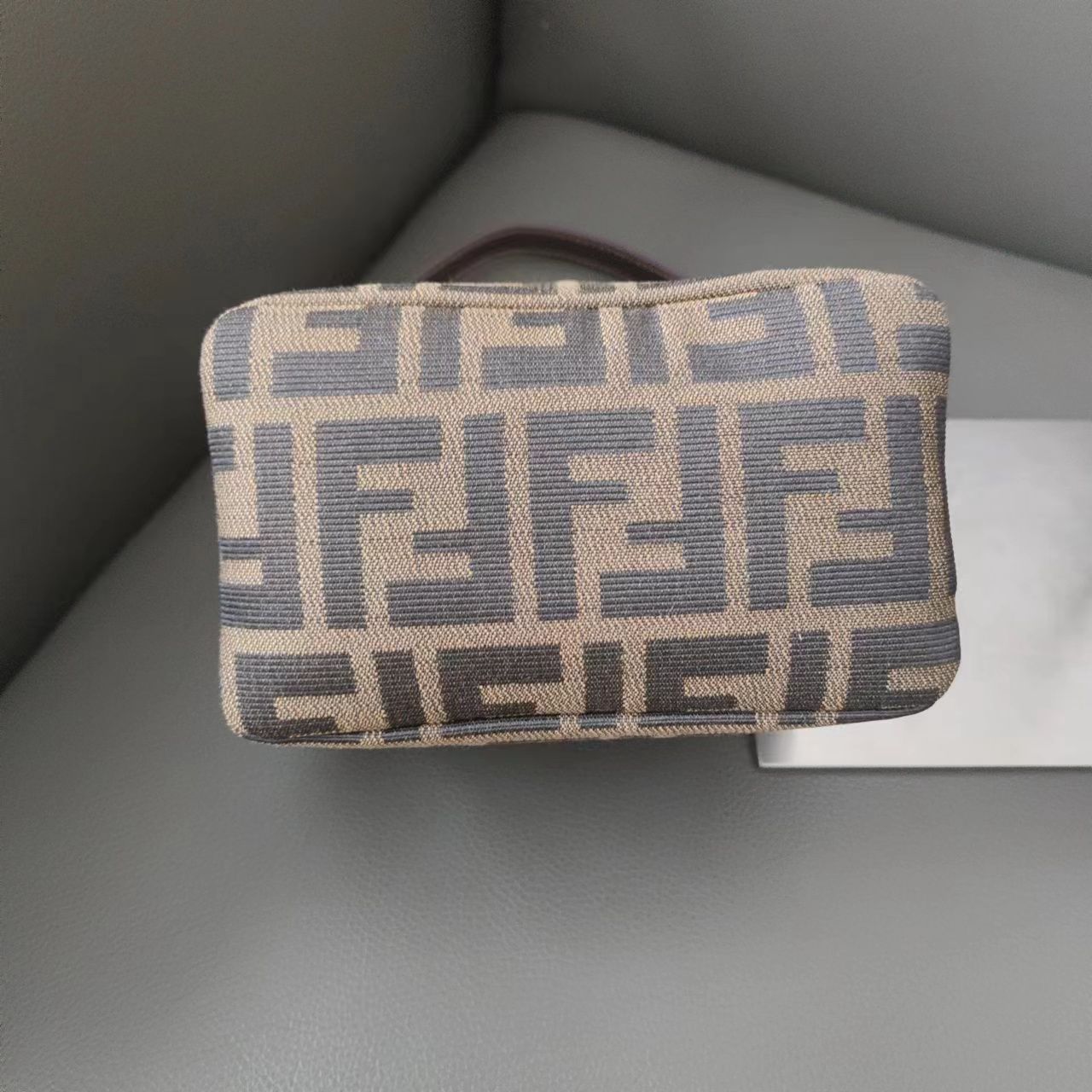 極美品小さめ【FENDI】ミニバニティポーチズッカ柄キャンバス