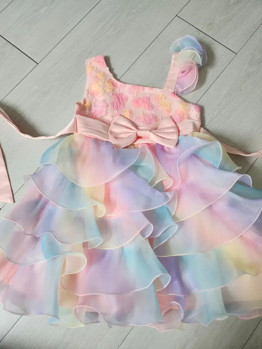 TOCCA キッズ　花柄レースワンピース　ブルー　グレー　ラメ糸　120 TOCCA キッズ 花柄レースワンピース ブルー グレー ラメ糸 120