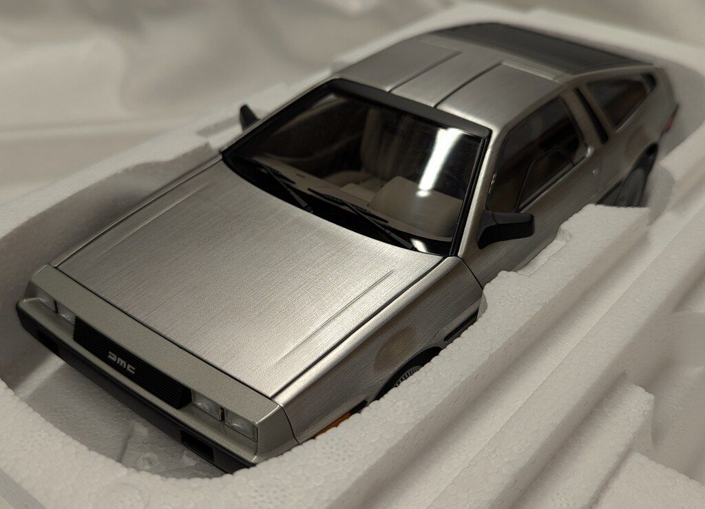 AUTOart 1 18 コンポジットモデル DELOREAN DMC-12 サテンシルバー 79916