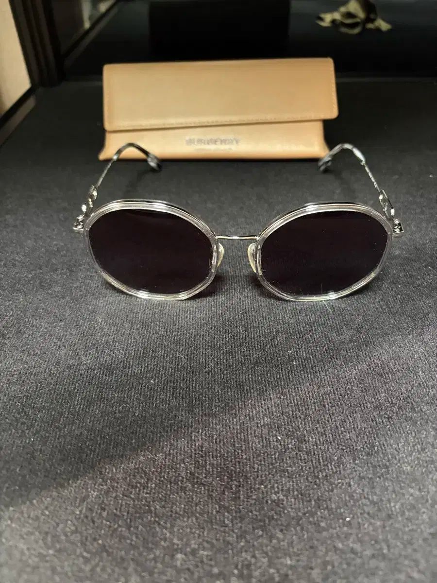 バーバリー シルバー フレーム サングラス