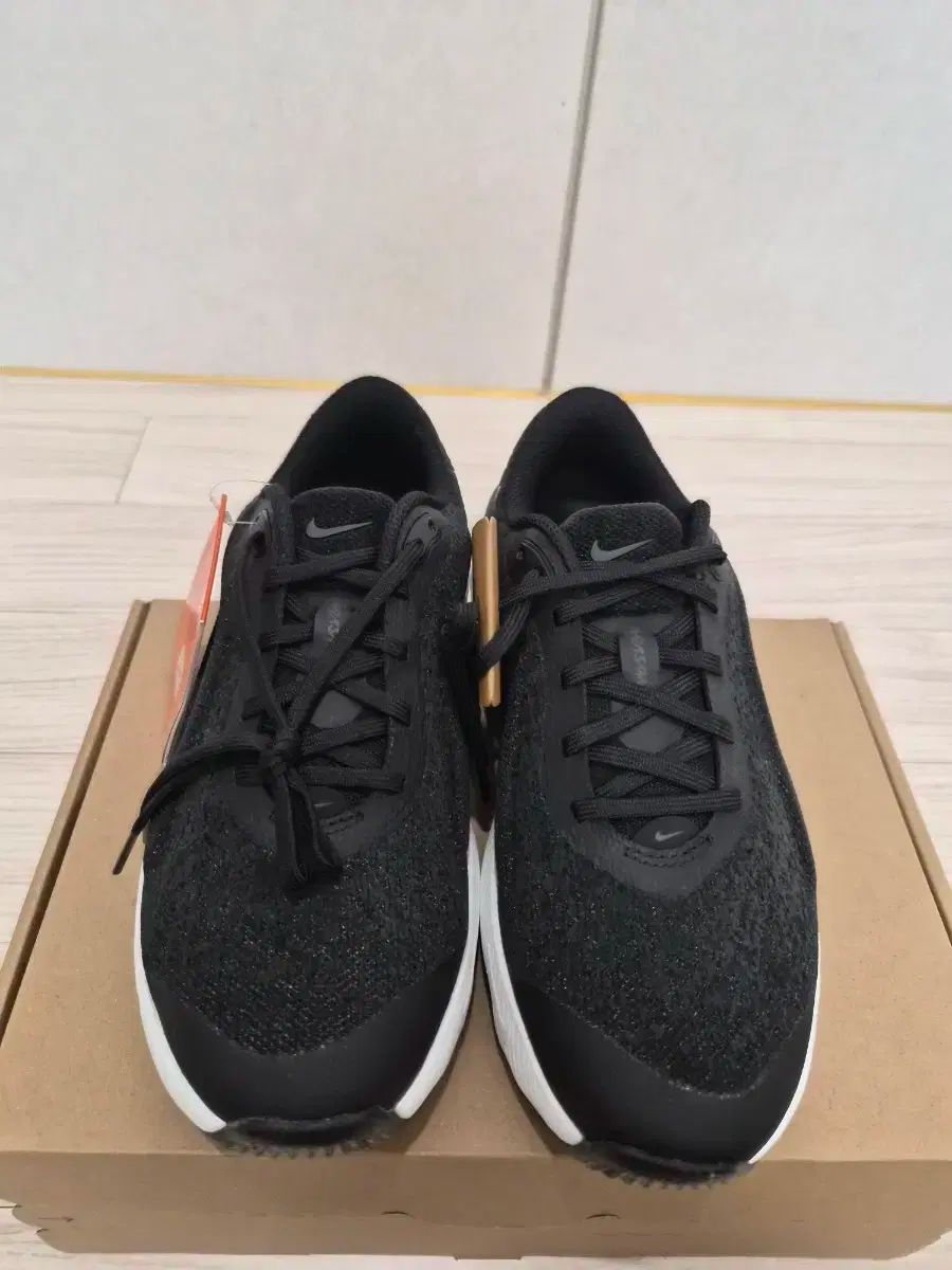 NIKE ナイキ ベルセア レディースランニングシューズ ランニングシューズ 235 240mm