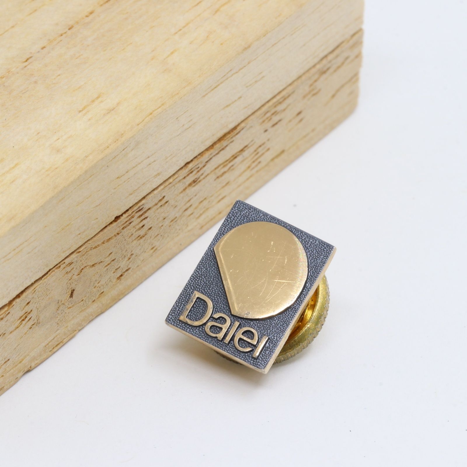 ITM4I9HO7SGM Daiei ダイエー K18 18金 社章 ピンバッジ 襟章 記章 貴金属 3.94g キャッチ込み 木箱ケース付き コレクション ロータリーネジ ピンブローチ