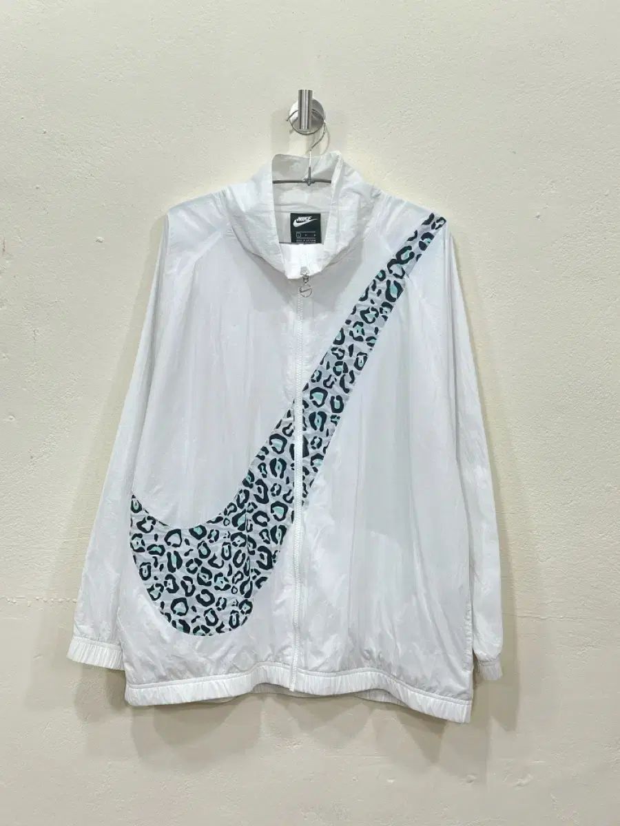 NIKE - NIKE レオパード柄 ウインドブレーカー Nike(ナイキ） レオパード ウインドブレーカー L - メルカリ