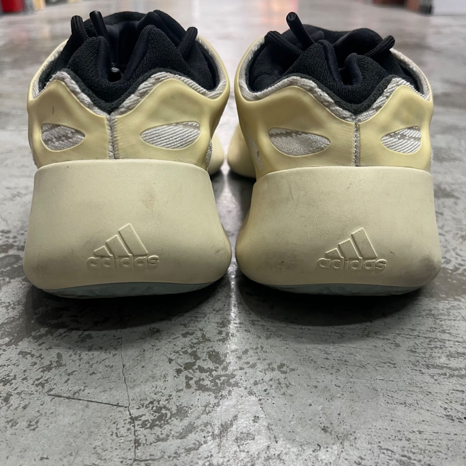 adidas YEEZY 700V3 