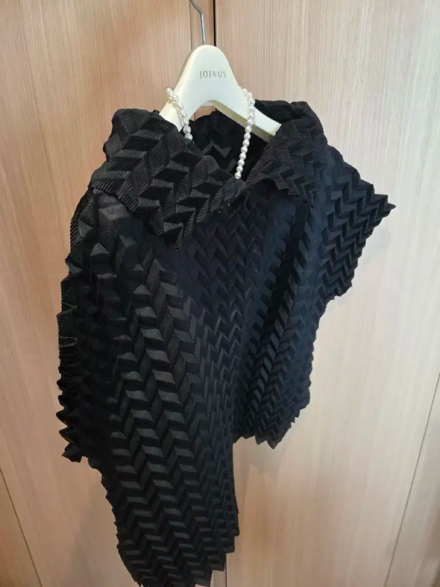 ほぼ新品 me ISSEY MIYAKE ジグザグプリーツ トップス 24 ISSEY MIYAKE(イッセイミヤケ) ZIGZAG(ジグザグ) プリーツ