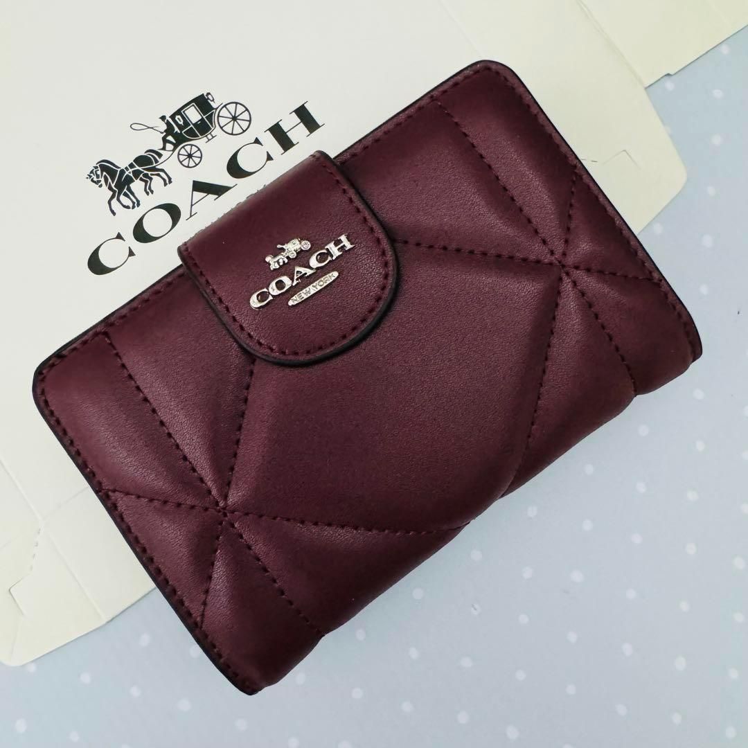 新品 coachコーチ折りたたみ財布 レディースのワインレッド色新品財布 - メルカリ