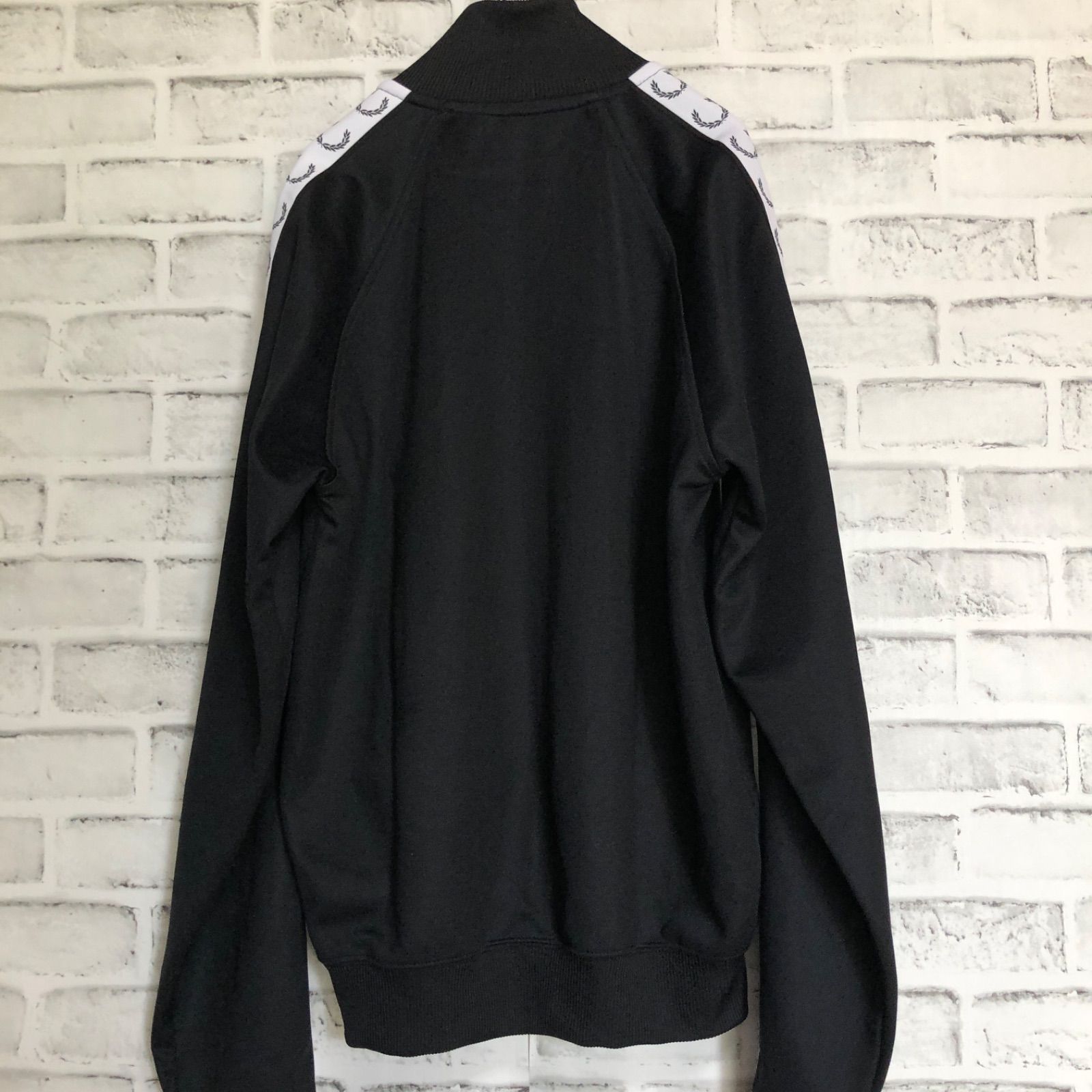 極美品✨ FRED PERRY トラックジャケット 月桂樹 短丈 ブラック 美品⭐️Fred Perry トラックジャケット S 刺繍/テープ月桂樹 黒×白