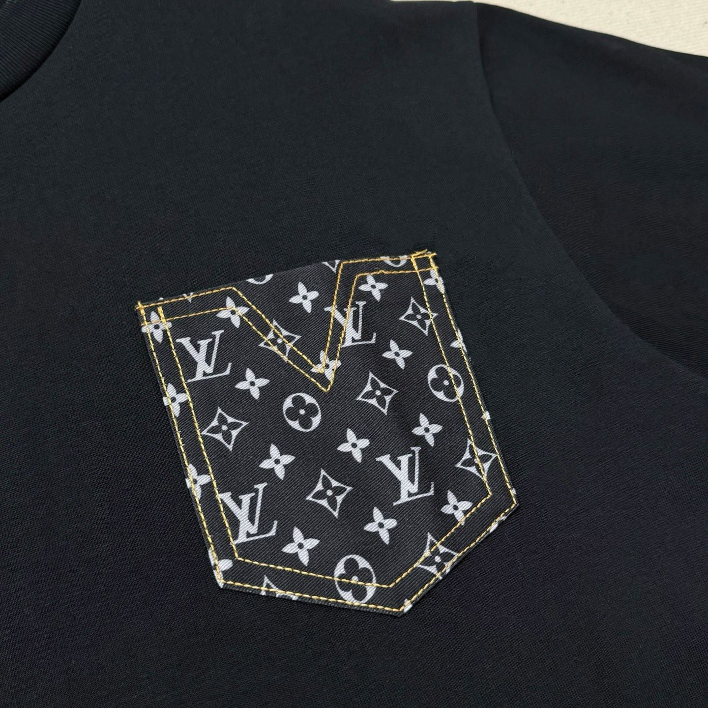 花のパッチがポイント！ 半袖 Tシャツ Louis Vuitton ◆ グレー シグネチャーパッチコットンTシャツ ｜ルイ・ヴィトン 公式