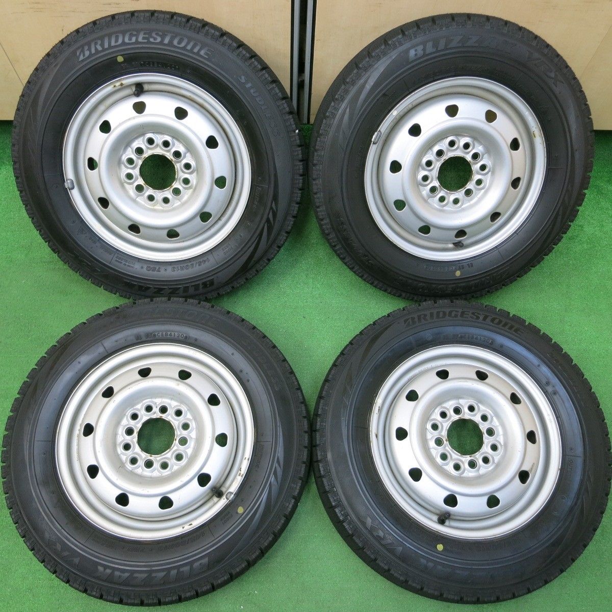 *送料無料* 超バリ溝！20年！ほぼ10分スタッドレス 145/80R13 ブリヂストン ブリザック VRX スチール 13インチ PCD100 110 114.3/4H マルチ4042305イス