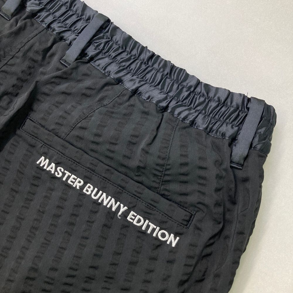 サイズ：5 MASTER BUNNY EDITION マスターバニーエディション  シアサッカーストレッチパンツ  ブラック系 [240101483751] ゴルフウェア メンズ ストスト サイズ：5 MASTER BUNNY EDITION マスターバニーエディション
